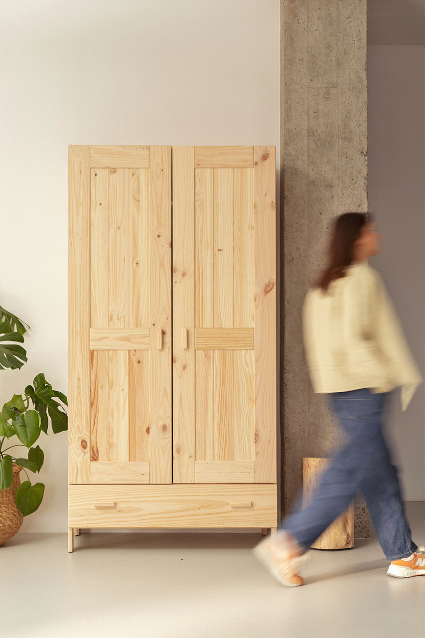 Imagen de ambiente 1 para:Armario de madera de pino